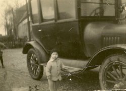 Jan Verbruggen bij vaders auto, 1927